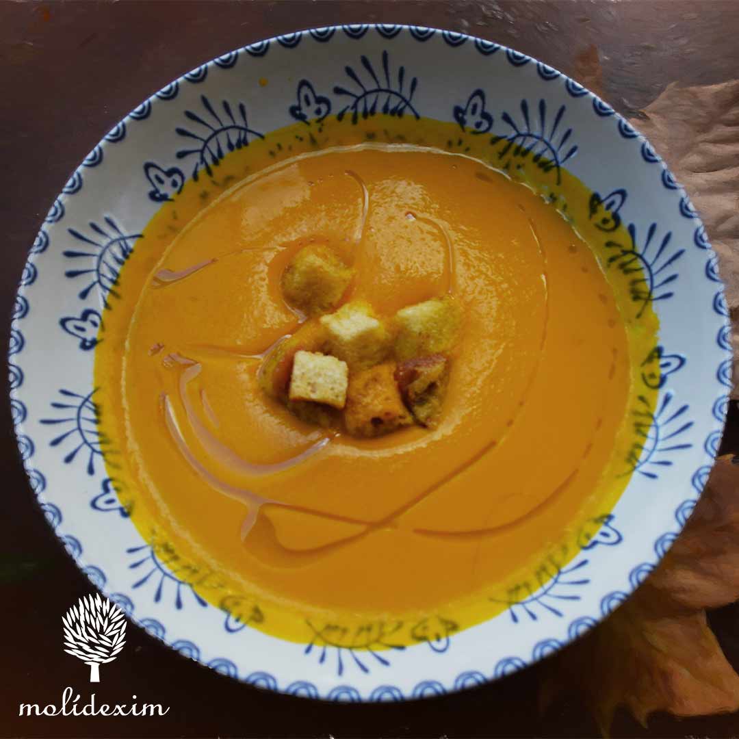 Carrot, ginger and turmeric soup and croutons